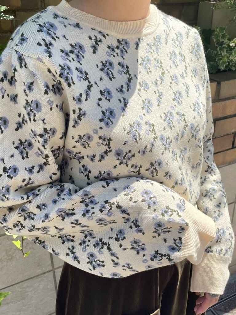 ホワイト系のニット/セーター、ホワイト系のその他シューズ、ベージュ系のスカートを着用したレディースの秋コーディネートの5枚目の写真