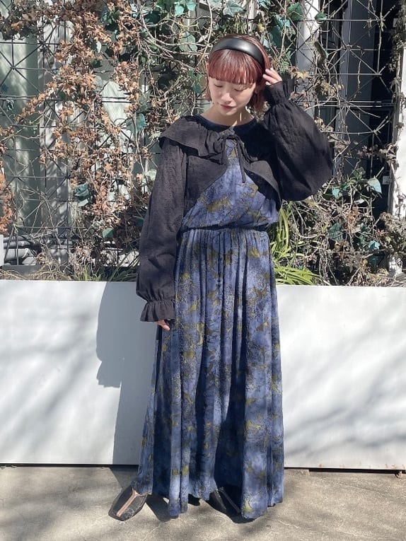 ブラック系のパンプス、ブルー系のワンピース、ブラック系のその他トップスを着用したレディースの冬コーディネートの2枚目の写真