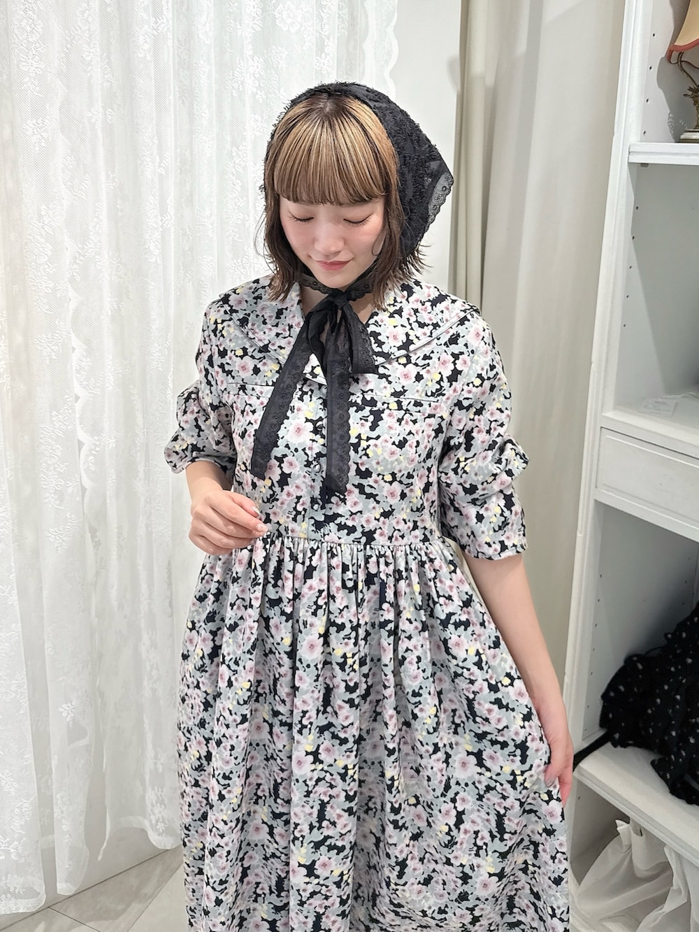 ブラック系のワンピース、ブラック系のスウェットパンツ、ホワイト系のスニーカーを着用したレディースの夏コーディネートの4枚目の写真