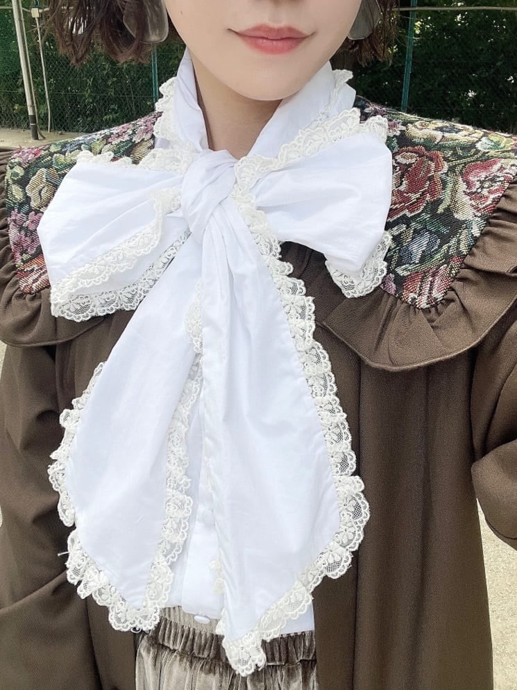 ホワイト系のシャツ/ブラウス、ブラウン系のスカート、ホワイト系のローファーを着用したレディースの夏コーディネートの6枚目の写真