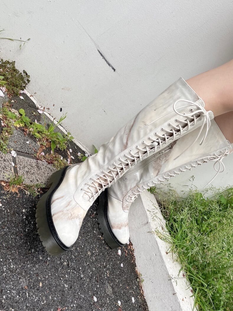 ホワイト系のショルダーバッグ、ホワイト系のその他パンツ、ブラック系のTシャツ/カットソーを着用したレディースの春コーディネートの6枚目の写真