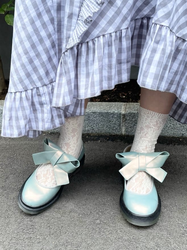 ブルー系のパンプス、ホワイト系のTシャツ/カットソー、ピンク系のTシャツ/カットソーを着用したレディースの夏コーディネートの4枚目の写真