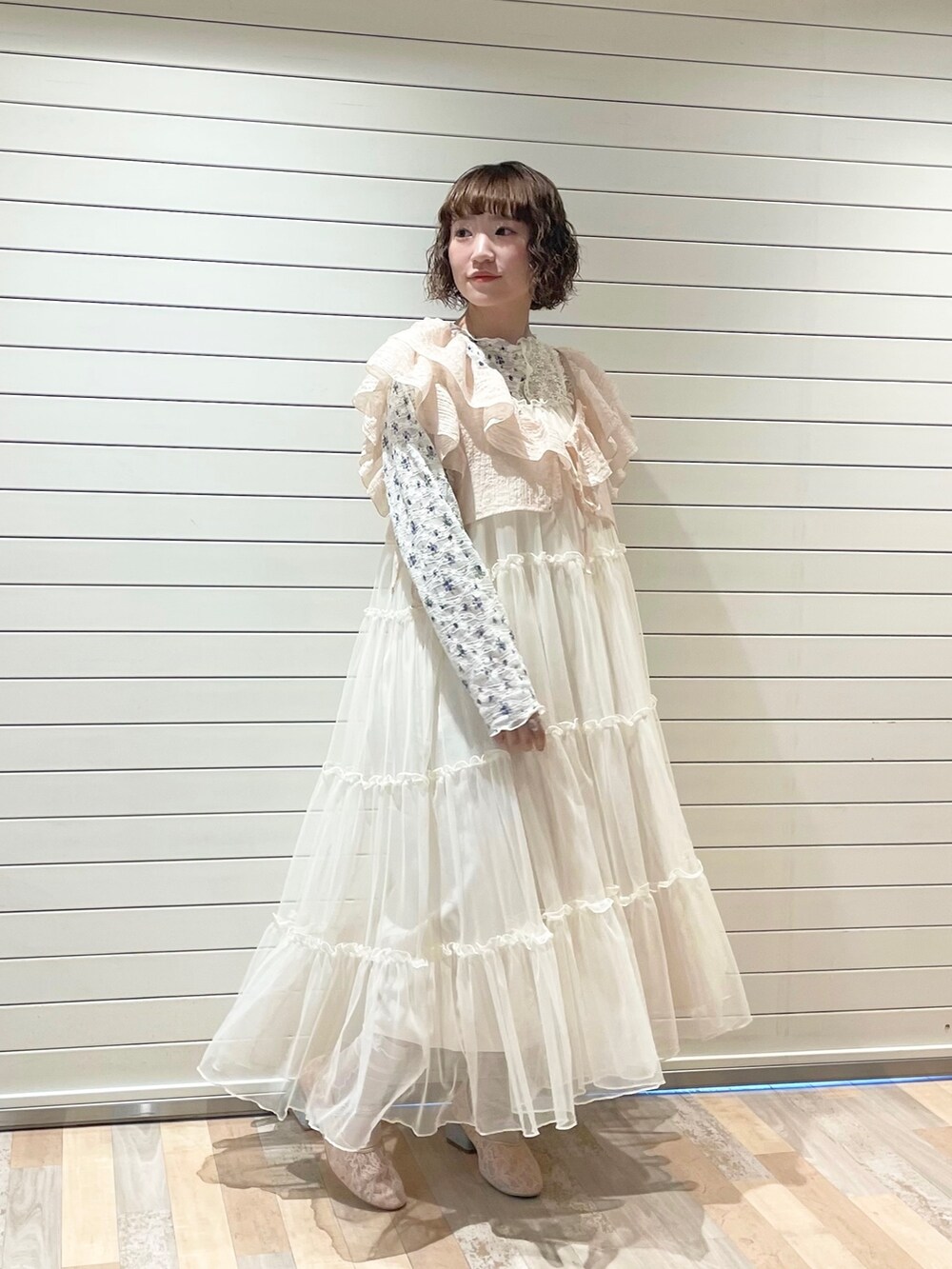 ピンク系のTシャツ/カットソー、ホワイト系のTシャツ/カットソー、ホワイト系のワンピースを着用したレディースの夏コーディネートの2枚目の写真