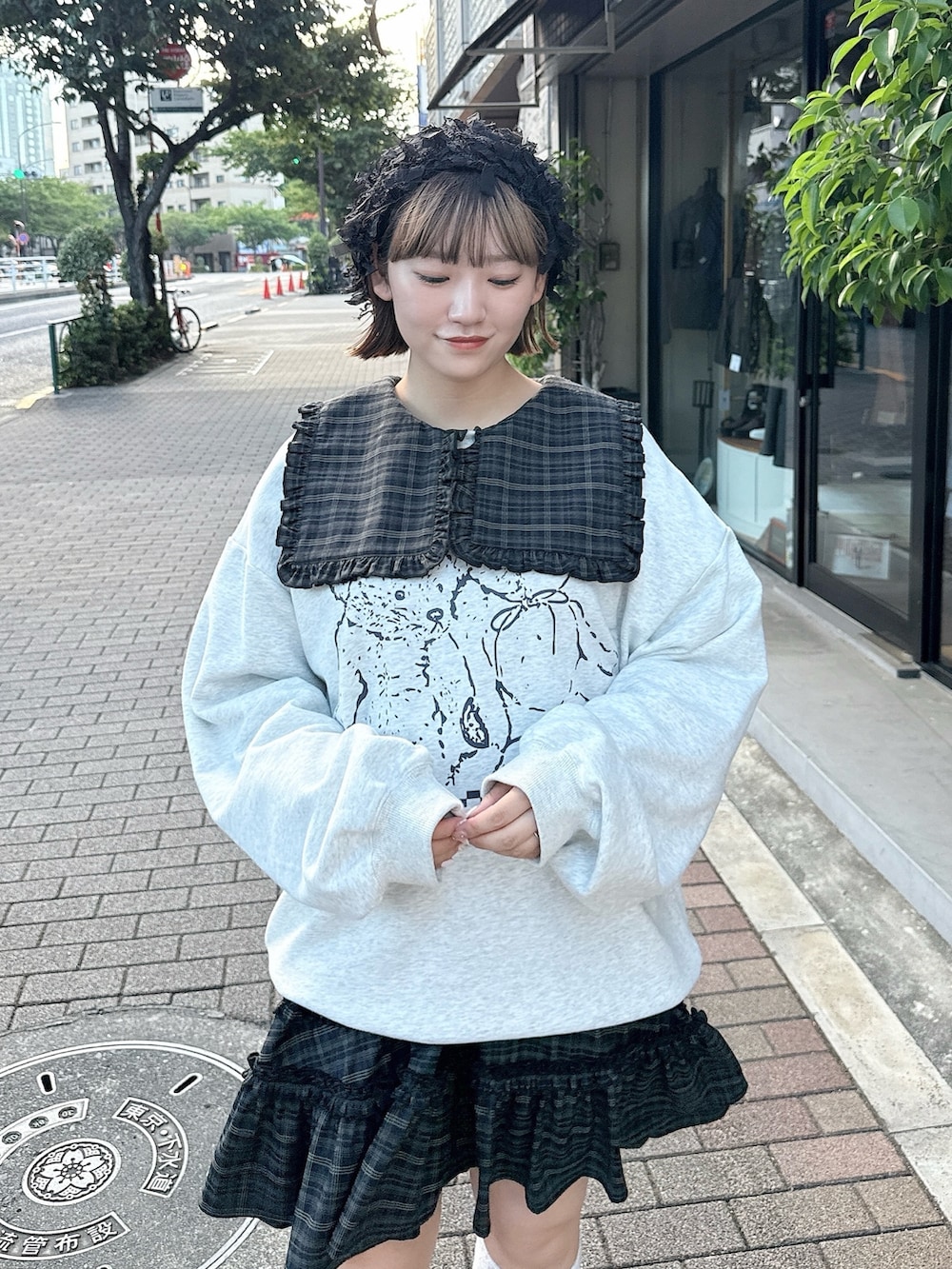 グリーン系のワンピース、グレー系のスウェット、グレー系のショルダーバッグを着用したレディースの秋コーディネートの3枚目の写真