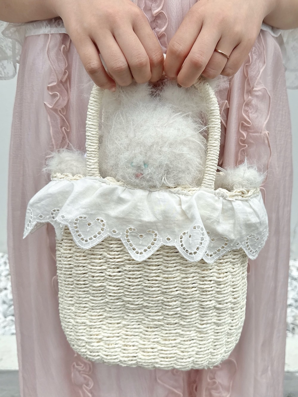 ホワイト系のカーディガン/ボレロ、ホワイト系のショルダーバッグ、ホワイト系のかごバッグを着用したレディースの春コーディネートの6枚目の写真