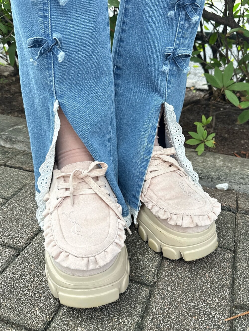 ピンク系のローファー、ホワイト系のTシャツ/カットソー、ブルー系のデニムパンツを着用したレディースの夏コーディネートの7枚目の写真