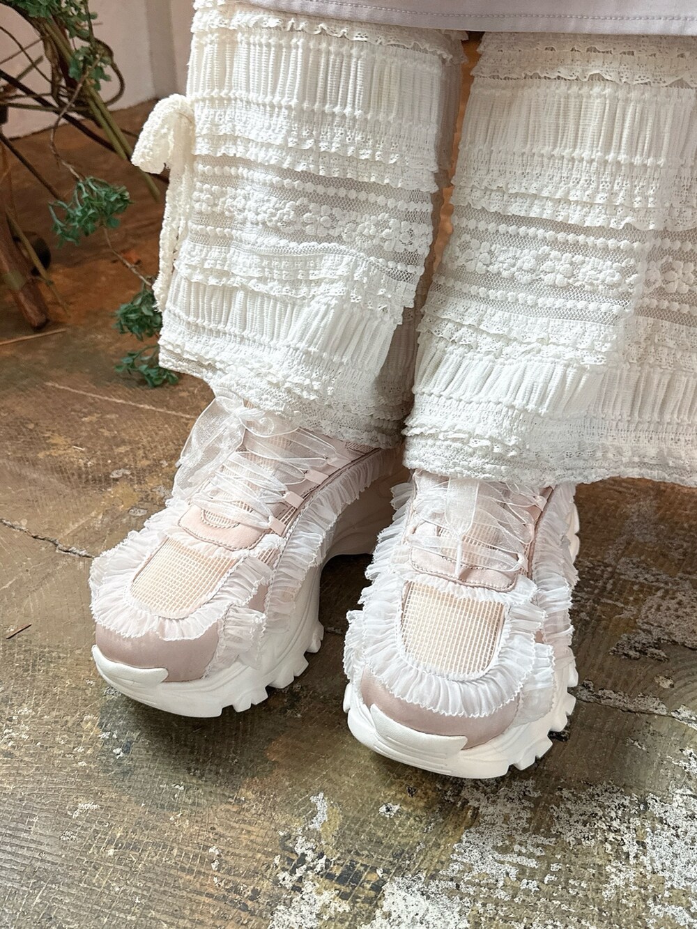 ピンク系のスニーカー、ホワイト系のその他パンツ、パープル系のワンピースを着用したレディースの春コーディネートの9枚目の写真