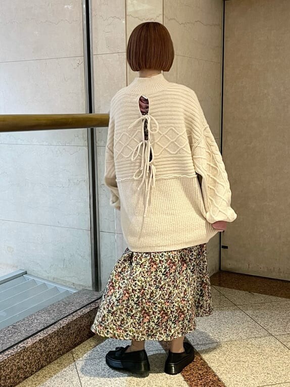 レッド系のスカート、ピンク系のチュニック、ブラック系のローファーを着用したレディースの秋コーディネートの3枚目の写真
