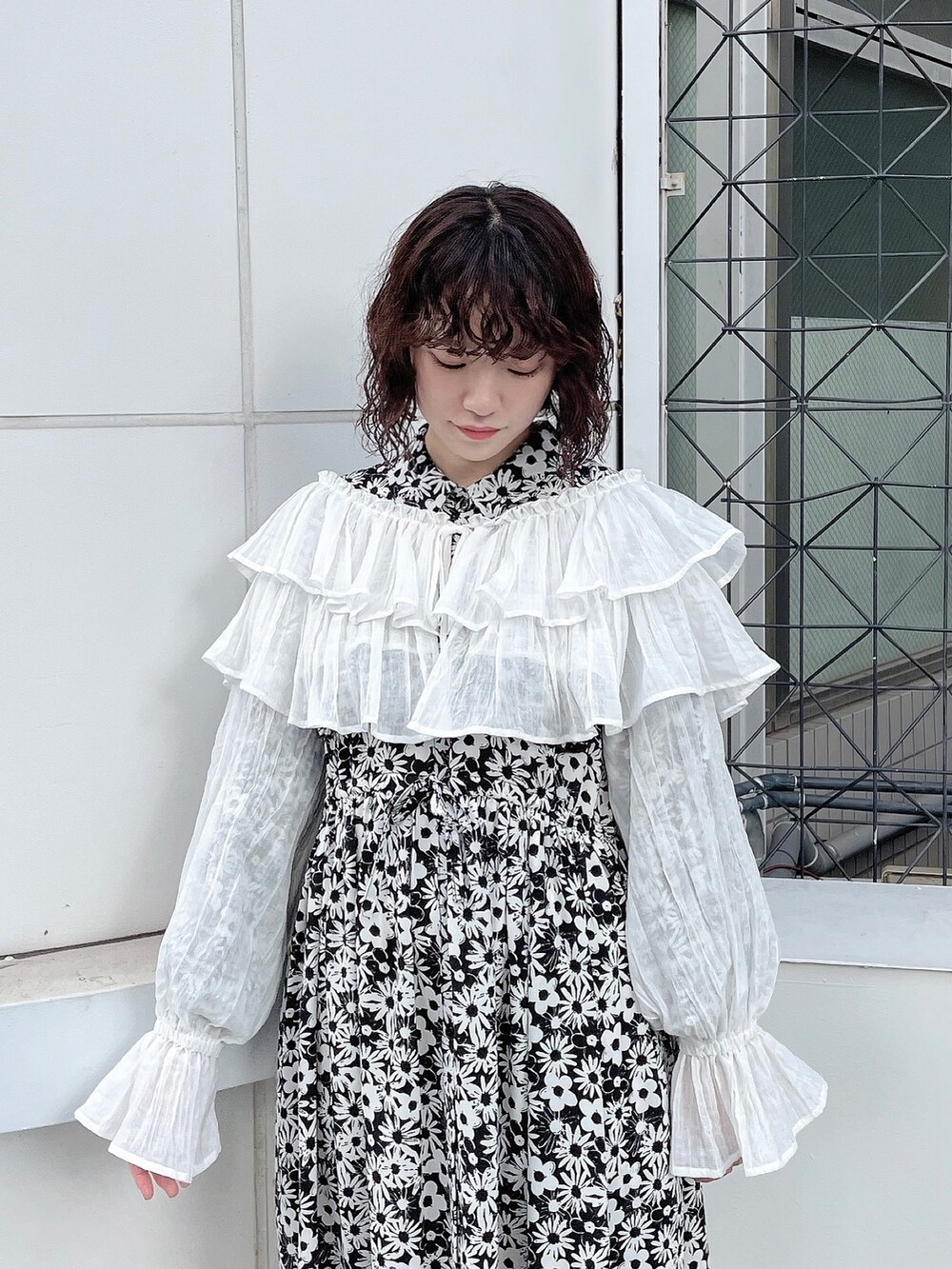 ブラック系のワンピース、ホワイト系のシャツ/ブラウス、ホワイト系のパンプスを着用したレディースの秋コーディネートの4枚目の写真