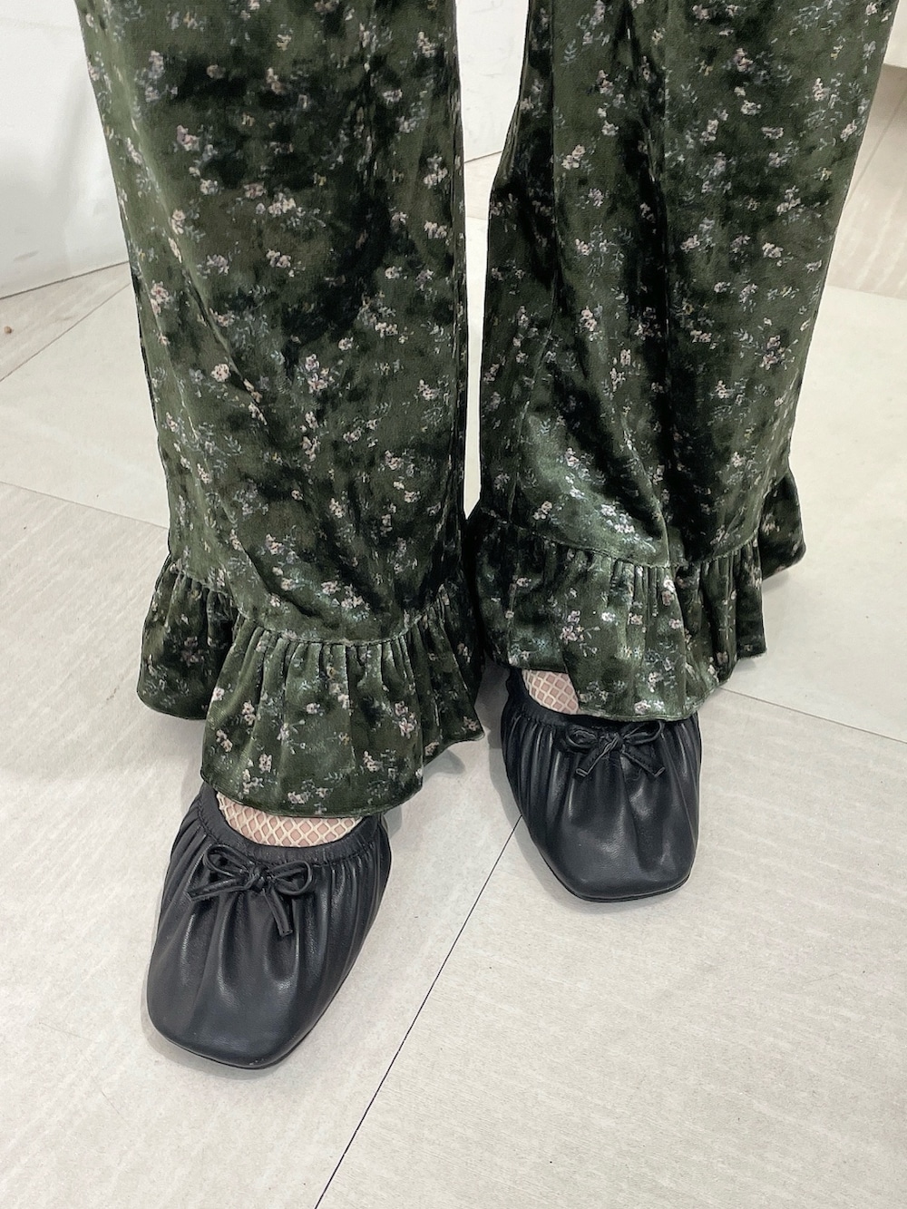 ブラック系のワンピース、グリーン系のスラックス、ブラック系のバレエシューズを着用したレディースの夏コーディネートの8枚目の写真