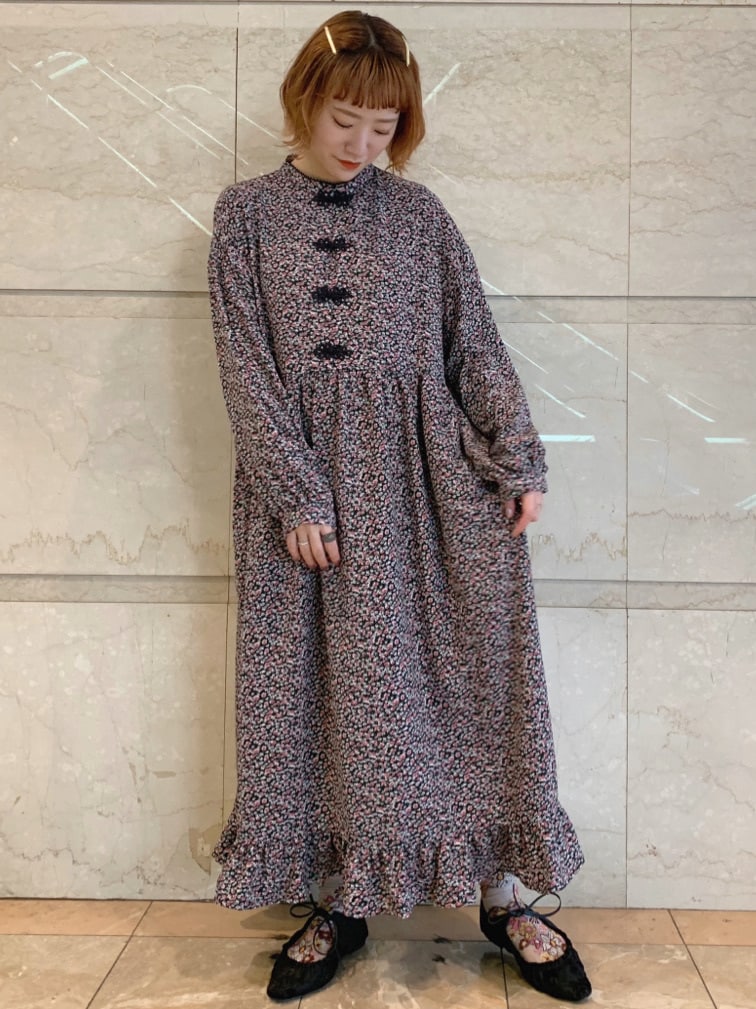 ホワイト系のトレンチコート、ブラック系のその他シューズ、ブラック系のワンピースを着用したレディースの春コーディネートの5枚目の写真