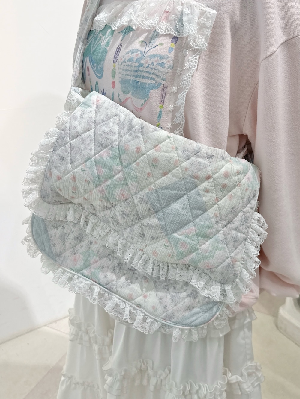 ピンク系のスウェット、ホワイト系のショルダーバッグ、ホワイト系のスカートを着用したレディースの夏コーディネートの8枚目の写真