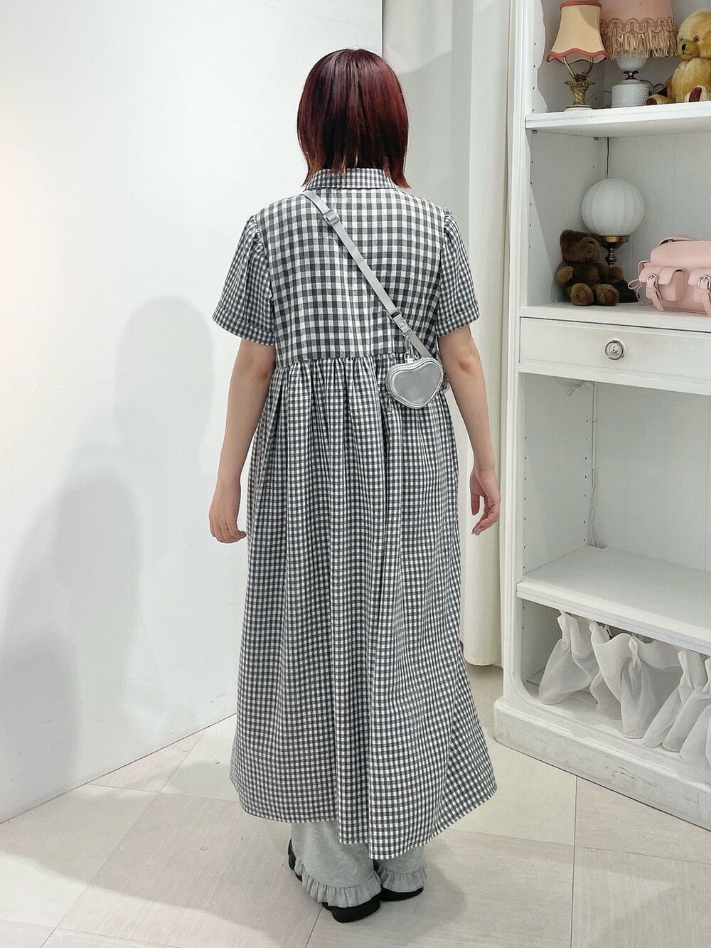 シルバー系のショルダーバッグ、ブラック系のワンピース、グレー系のスウェットパンツを着用したレディースの夏コーディネートの3枚目の写真