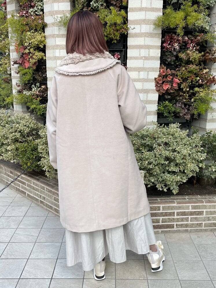 ベージュ系のその他アウター、ホワイト系のスニーカー、グレー系のワンピースを着用したレディースの冬コーディネートの5枚目の写真