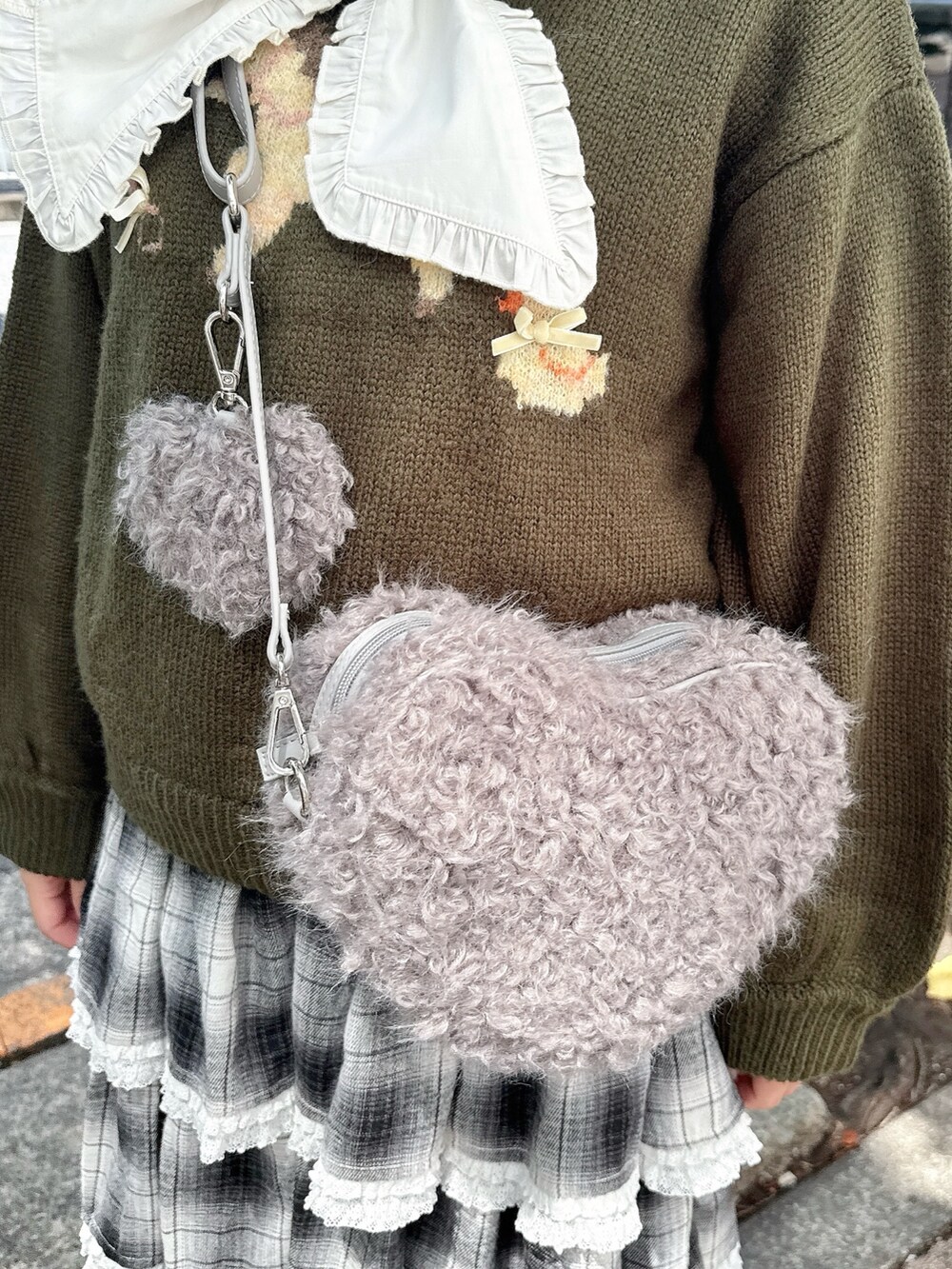 ホワイト系のシャツ/ブラウス、グレー系のショルダーバッグ、グリーン系のニット/セーターを着用したレディースの秋コーディネートの7枚目の写真