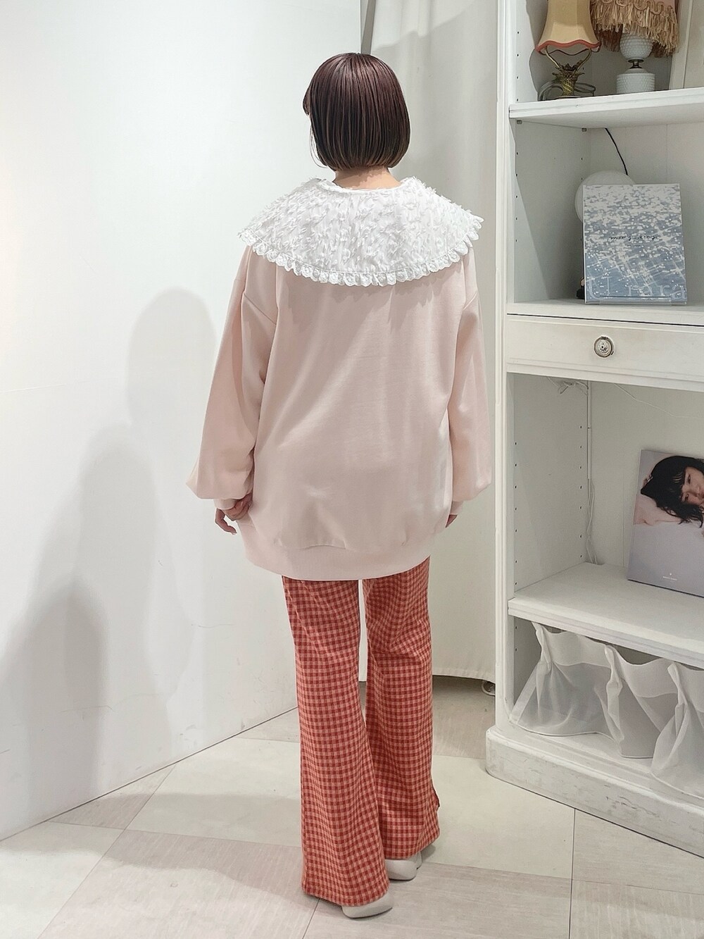 ホワイト系のシャツ/ブラウス、ピンク系のスウェット、レッド系のスラックスを着用したレディースの春コーディネートの3枚目の写真