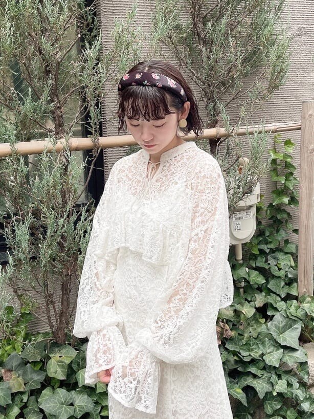 ホワイト系のシャツ/ブラウス、ホワイト系のワンピース、ブラック系のパンプスを着用したレディースの夏コーディネートの3枚目の写真