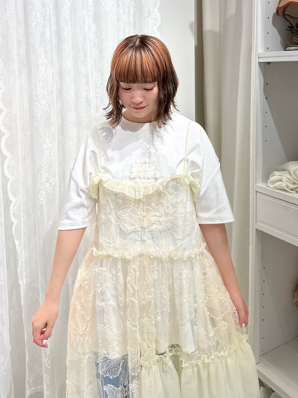 その他のハンドバッグ、ホワイト系のワンピース、ホワイト系のTシャツ/カットソーを着用したレディースの夏コーディネートの5枚目の写真