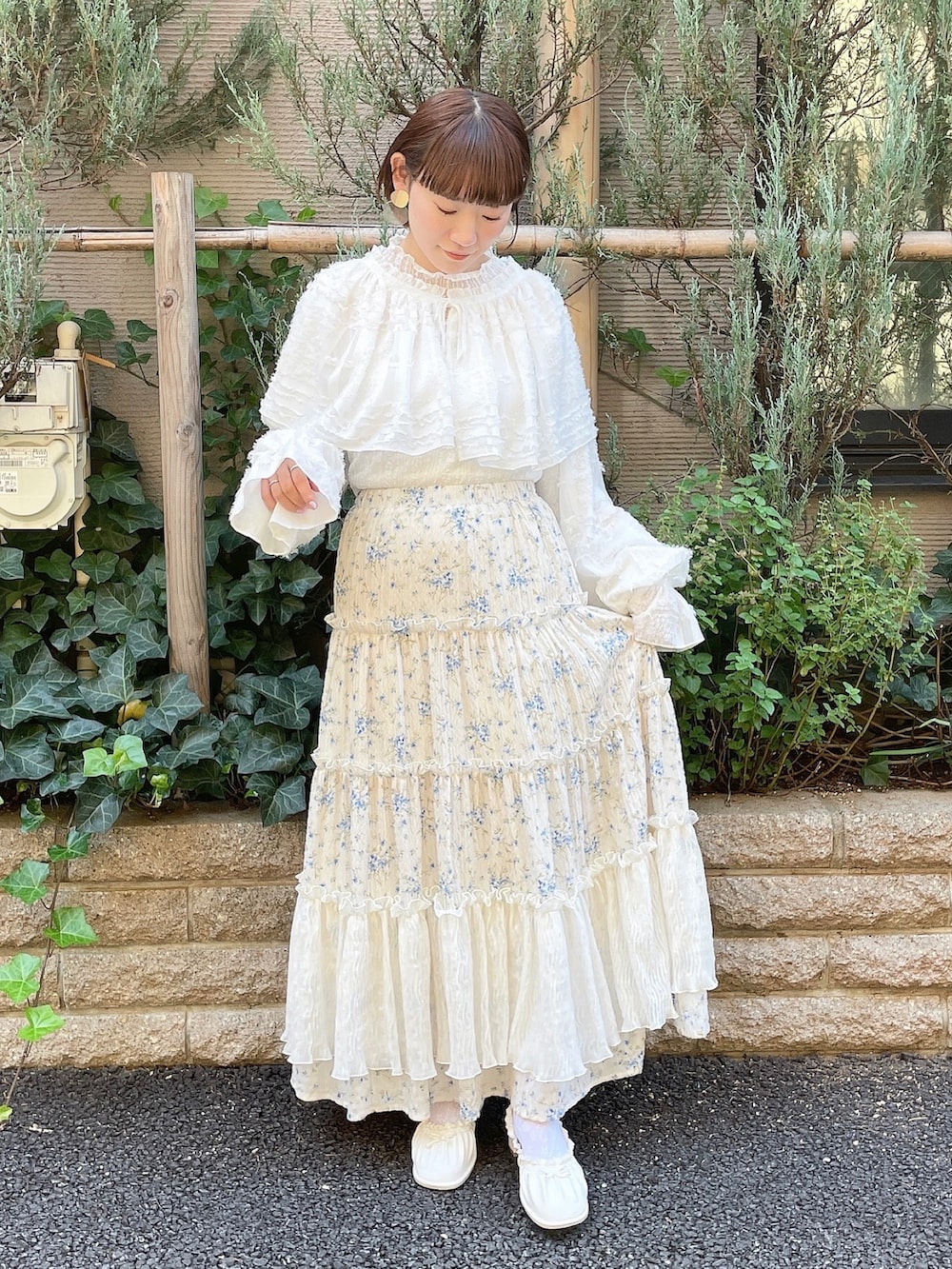 ホワイト系のTシャツ/カットソー、ホワイト系のパンプス、ホワイト系のシャツ/ブラウスを着用したレディースの秋コーディネートの2枚目の写真