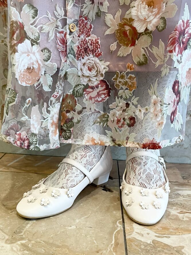 ピンク系のスカート、ホワイト系のパンプス、ホワイト系のシャツ/ブラウスを着用したレディースの夏コーディネートの6枚目の写真