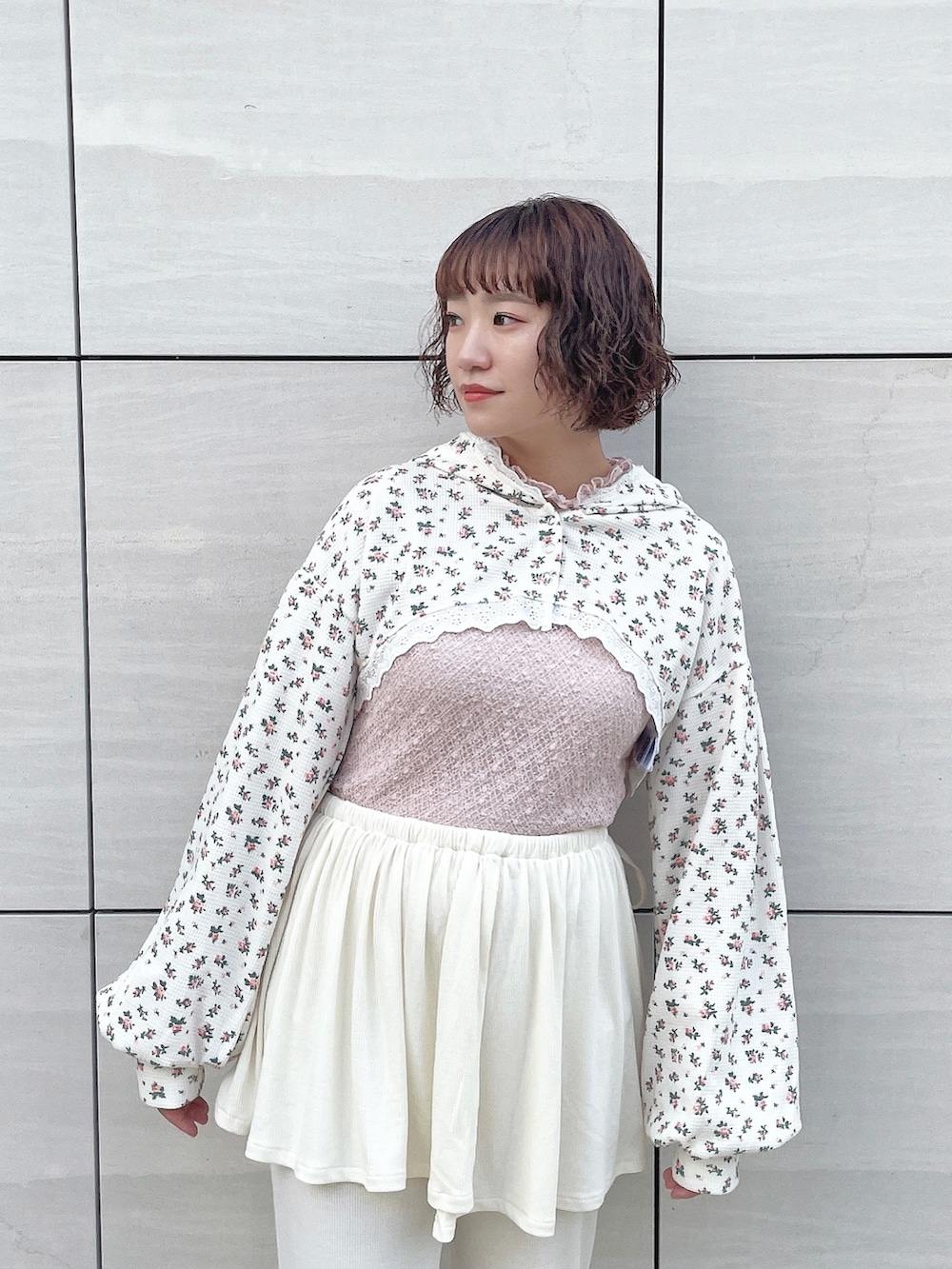 その他のカーディガン/ボレロ、ピンク系のTシャツ/カットソー、ベージュ系のスニーカーを着用したレディースの夏コーディネートの6枚目の写真