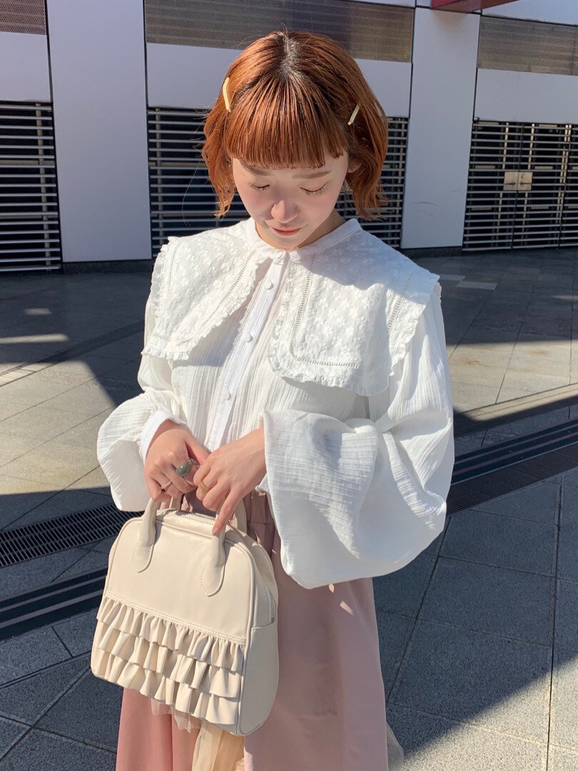 ホワイト系のシャツ/ブラウスを着用したレディースの冬コーディネートの5枚目の写真