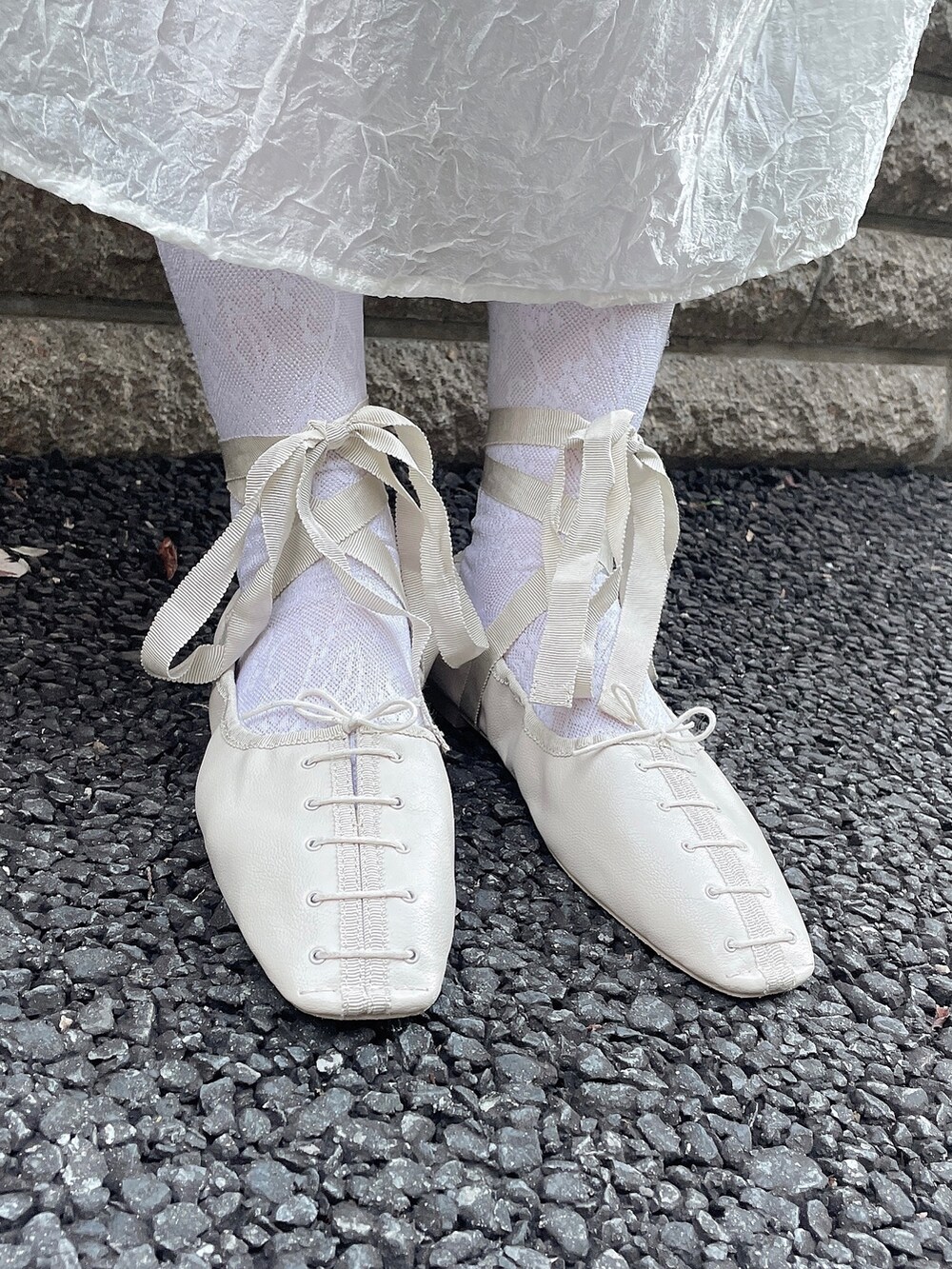 ホワイト系のニット/セーター、ホワイト系のワンピース、ホワイト系のパンプスを着用したレディースの秋コーディネートの5枚目の写真