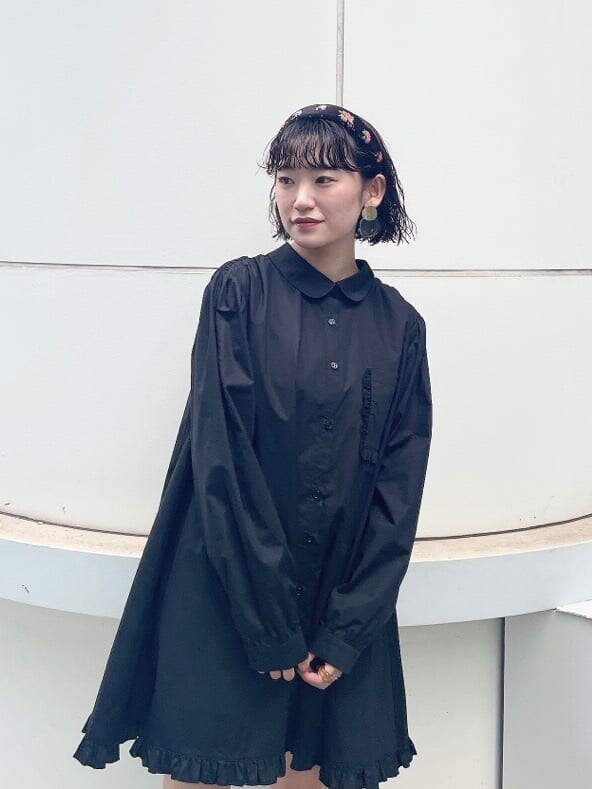 ブラック系のブーツ、ブラック系のワンピース、ブラック系のカチューシャを着用したレディースの夏コーディネートの5枚目の写真