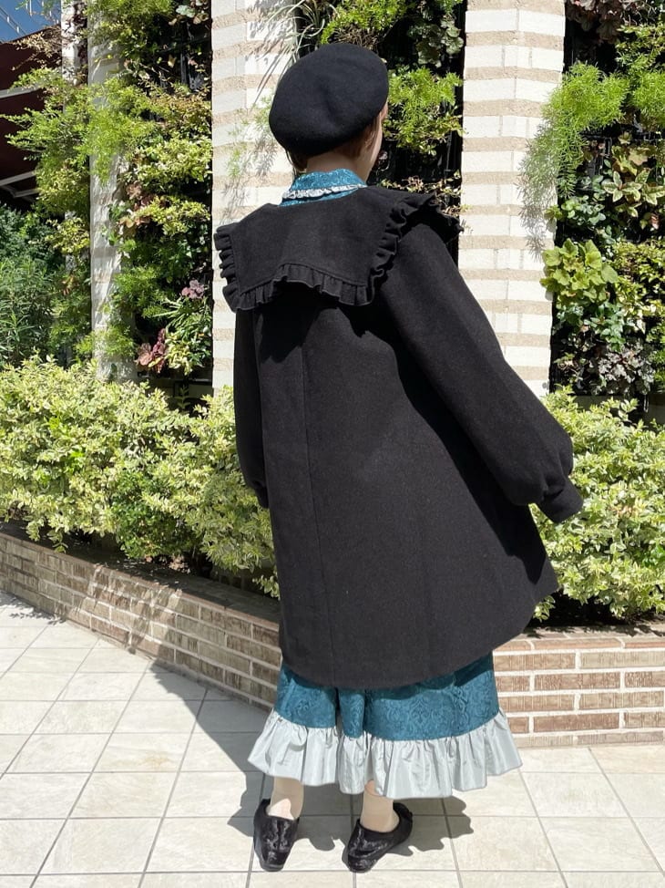 ブラック系のその他アウター、ブラック系のその他シューズ、グリーン系のワンピースを着用したレディースの秋コーディネートの3枚目の写真