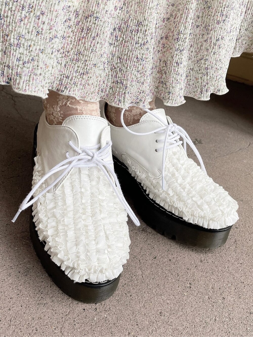 ブラック系のシャツ/ブラウス、ホワイト系のその他シューズ、ホワイト系のハンドバッグを着用したレディースの冬コーディネートの5枚目の写真