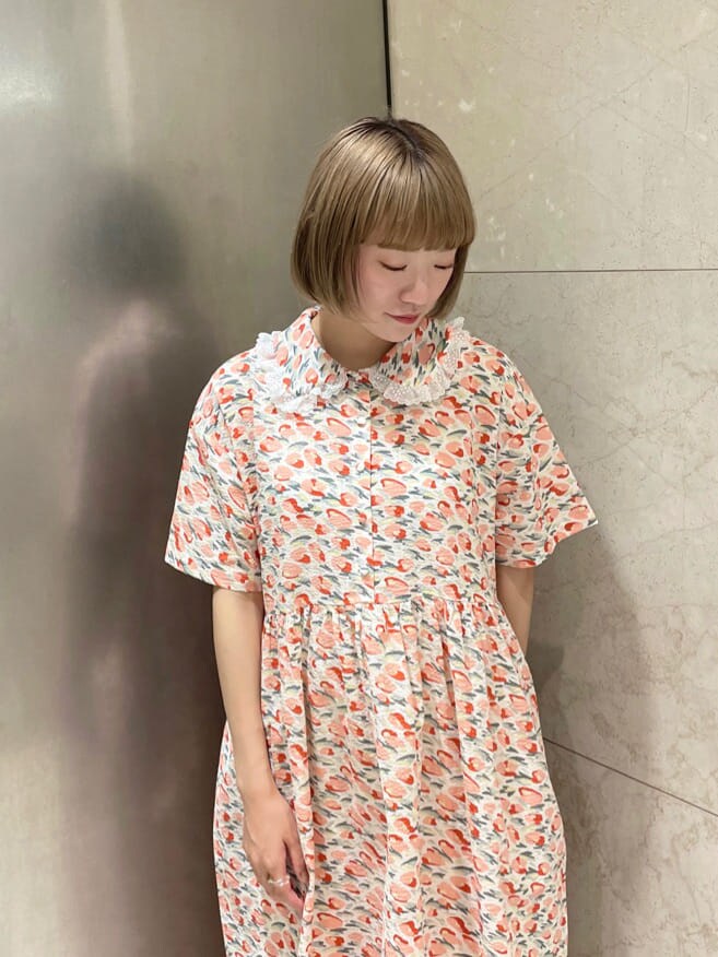 レッド系のワンピース、ホワイト系のその他パンツ、ホワイト系のパンプスを着用したレディースの夏コーディネートの3枚目の写真