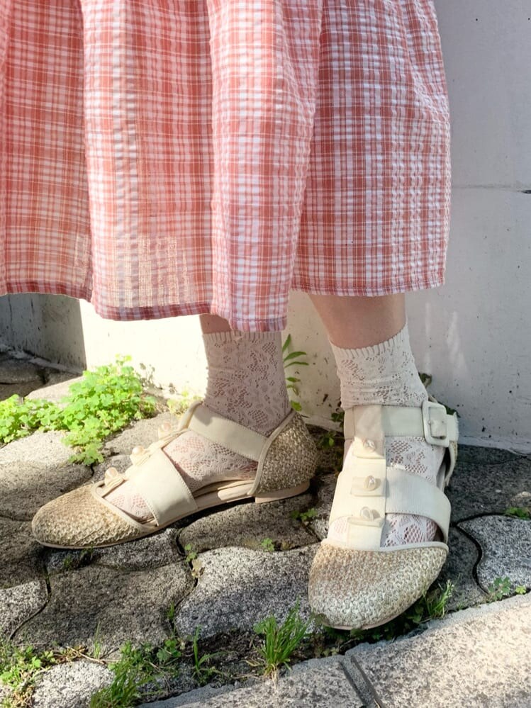 ベージュ系のパンプス、ピンク系のワンピース、ピンク系のワンピースを着用したレディースの夏コーディネートの4枚目の写真