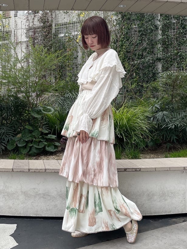 ホワイト系のその他トップス、ブラウン系のスカート、グリーン系のパンプスを着用したレディースの春コーディネートの3枚目の写真