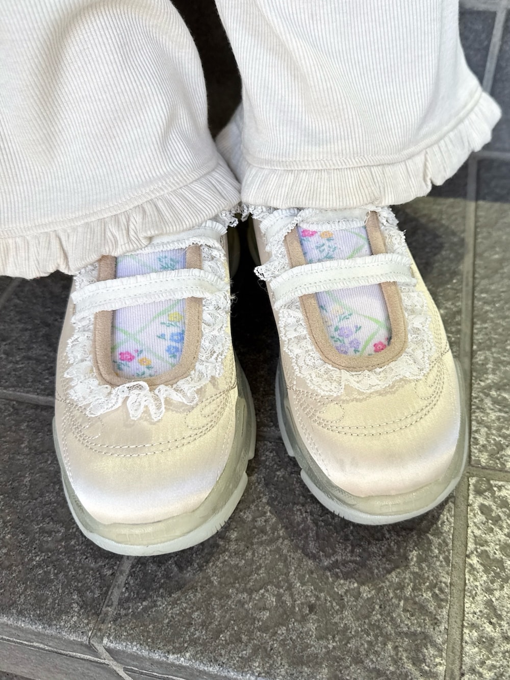 ホワイト系のシャツ/ブラウス、ホワイト系のショルダーバッグ、ホワイト系のスニーカーを着用したレディースの冬コーディネートの8枚目の写真