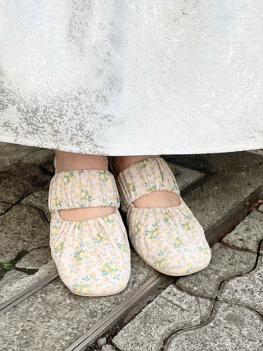 ホワイト系のシャツ/ブラウス、ホワイト系のスカート、ピンク系のパンプスを着用したレディースの春コーディネートの7枚目の写真