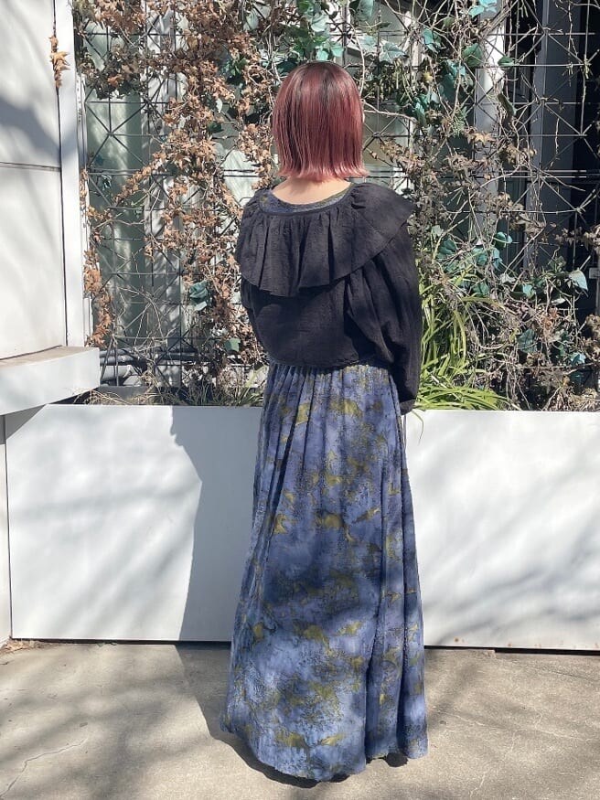 ブラック系のパンプス、ブルー系のワンピース、ブラック系のその他トップスを着用したレディースの冬コーディネートの3枚目の写真