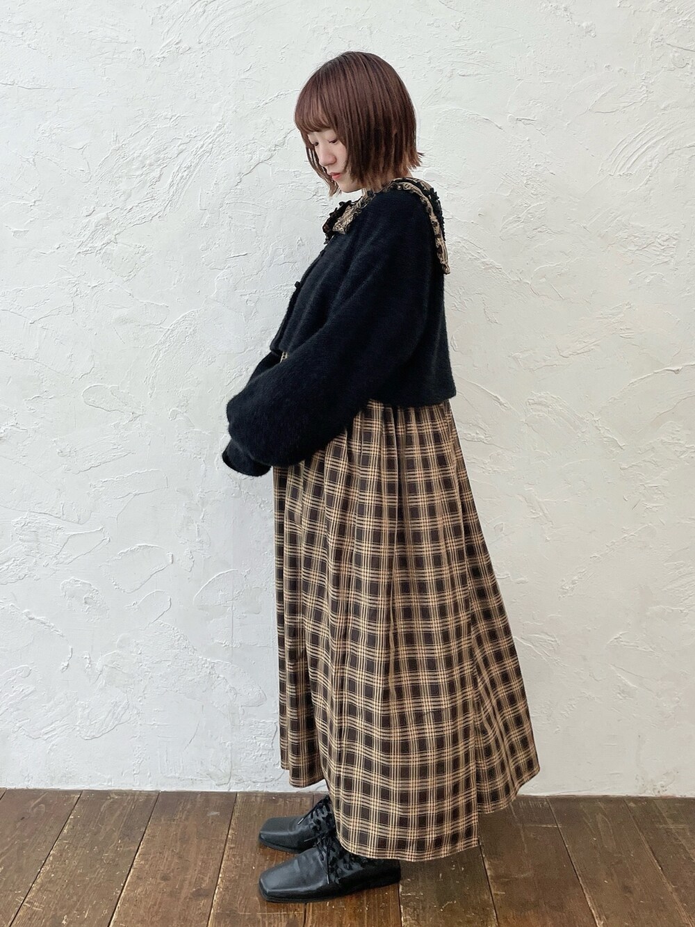 ブラウン系のワンピース、ブラック系のカーディガン/ボレロ、ブラック系のローファーを着用したレディースの夏コーディネートの4枚目の写真