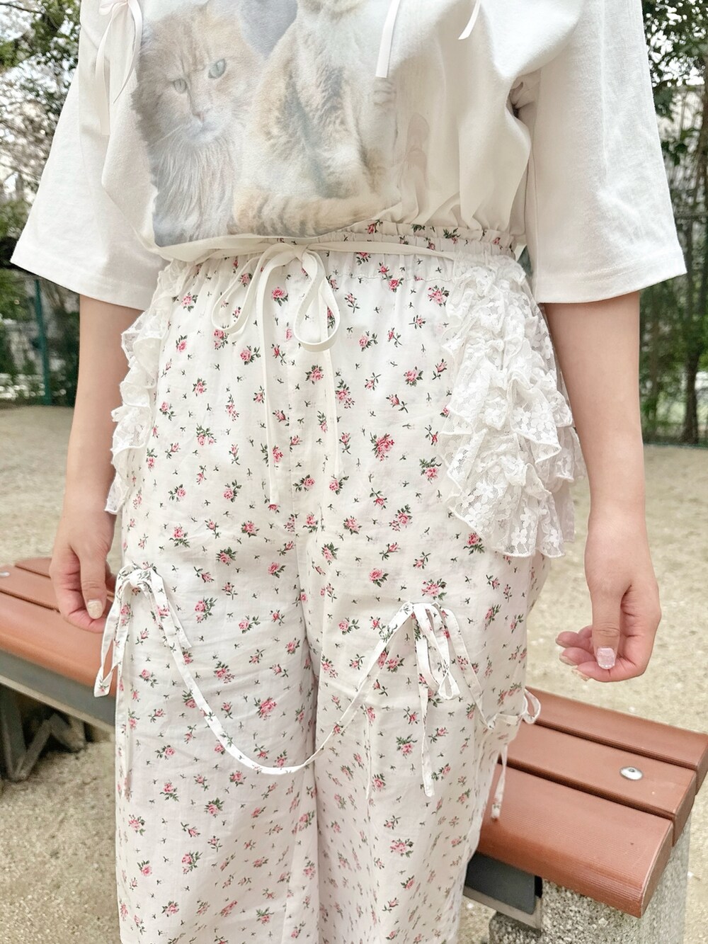 ホワイト系のTシャツ/カットソー、ホワイト系のスラックス、ホワイト系のトートバッグを着用したレディースの春コーディネートの7枚目の写真