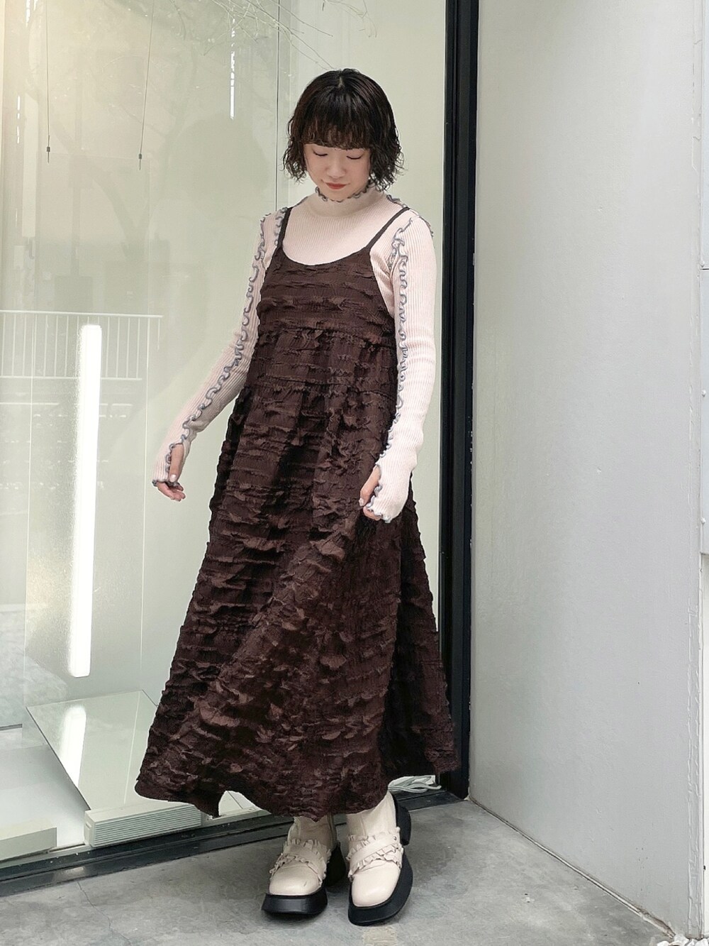 ピンク系のニット/セーター、ホワイト系のカーディガン/ボレロ、ブラウン系のワンピースを着用したレディースの秋コーディネートの6枚目の写真