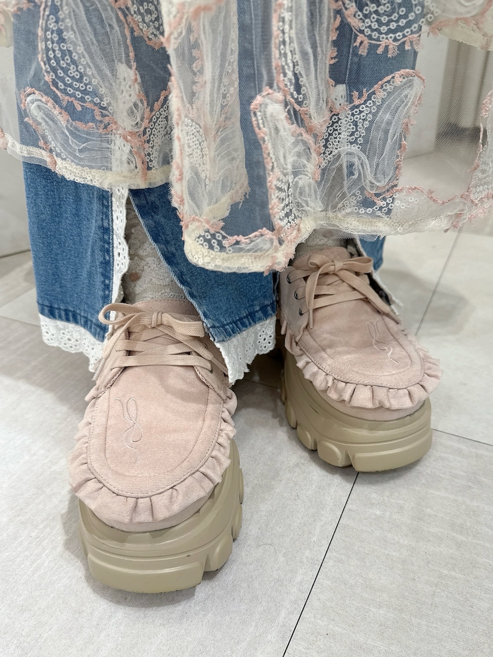 ピンク系のTシャツ/カットソー、ピンク系のワンピース、ブルー系のデニムパンツを着用したレディースの夏コーディネートの7枚目の写真