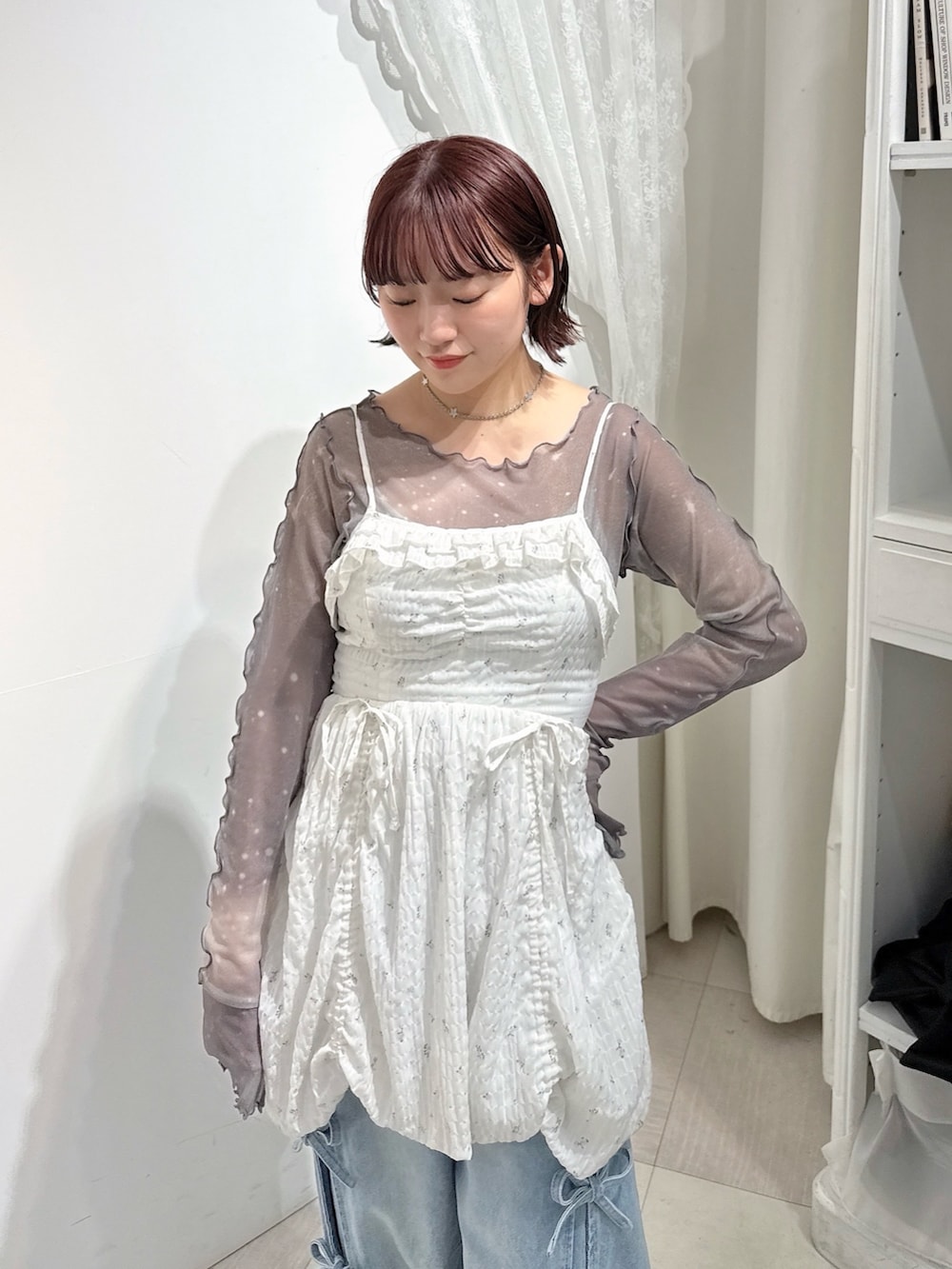 ホワイト系のワンピース、グレー系のTシャツ/カットソー、ブルー系のデニムパンツを着用したレディースの春コーディネートの4枚目の写真