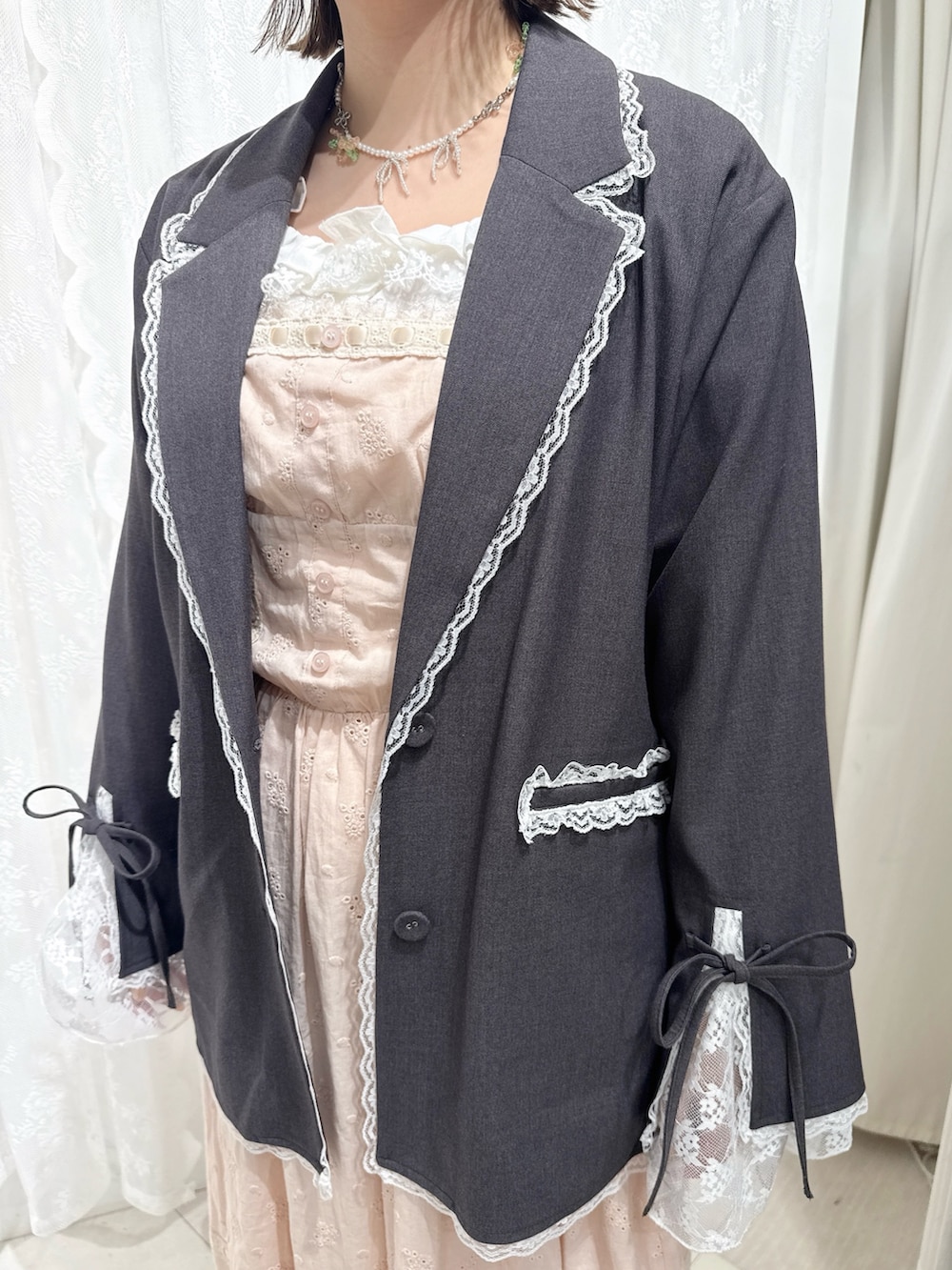 ピンク系のワンピース、ブラック系のローファー、ホワイト系のシャツ/ブラウスを着用したレディースの秋コーディネートの6枚目の写真