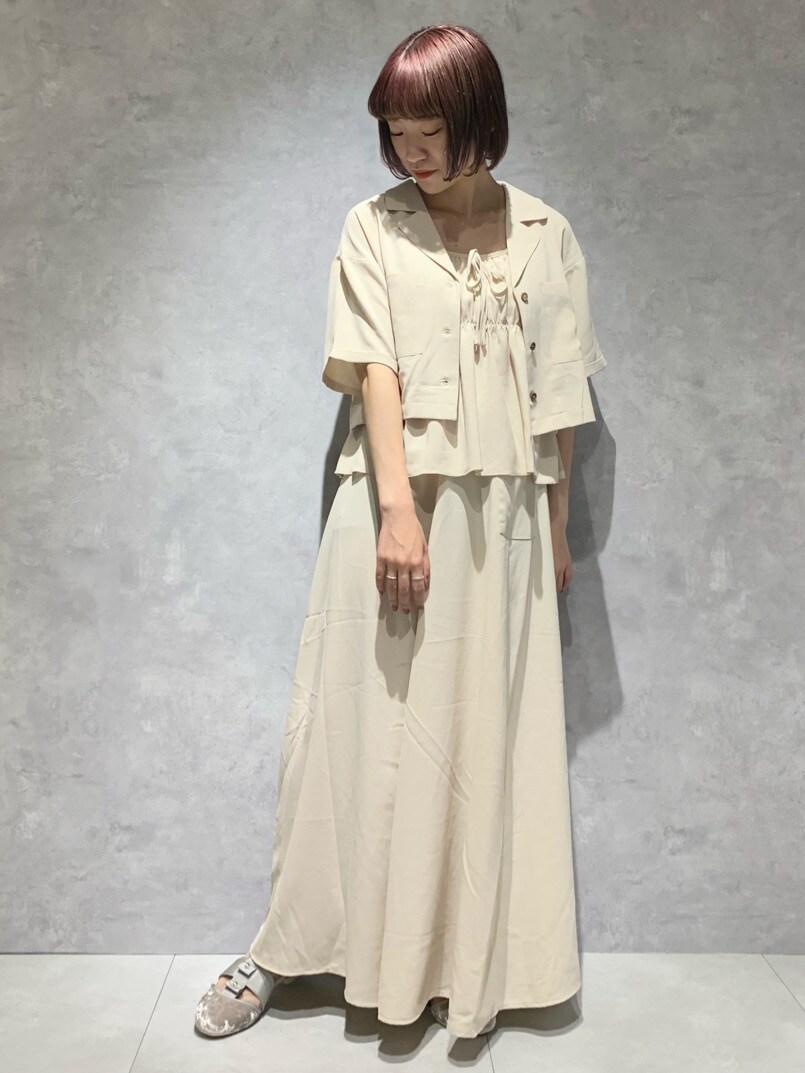 ホワイト系のシャツ/ブラウス、ホワイト系のスカート、ホワイト系のその他シューズを着用したレディースの春コーディネートの2枚目の写真