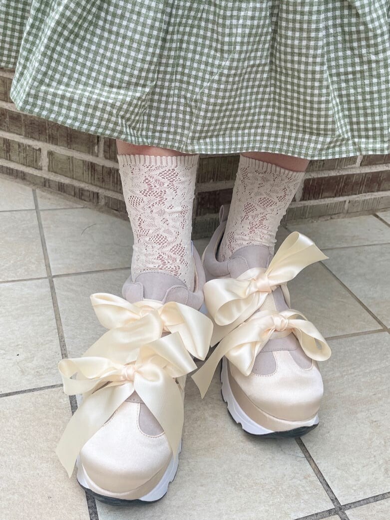 グリーン系のワンピース、ホワイト系のスニーカー、ホワイト系のハンドバッグを着用したレディースの夏コーディネートの6枚目の写真