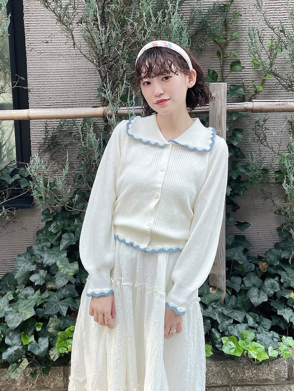 ホワイト系のニット/セーター、ホワイト系のワンピース、ホワイト系のパンプスを着用したレディースの秋コーディネートの3枚目の写真