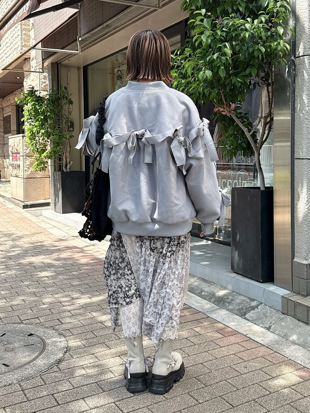 ブルー系のブルゾン、グレー系のスウェット、ブラック系のショルダーバッグを着用したレディースの秋コーディネートの3枚目の写真