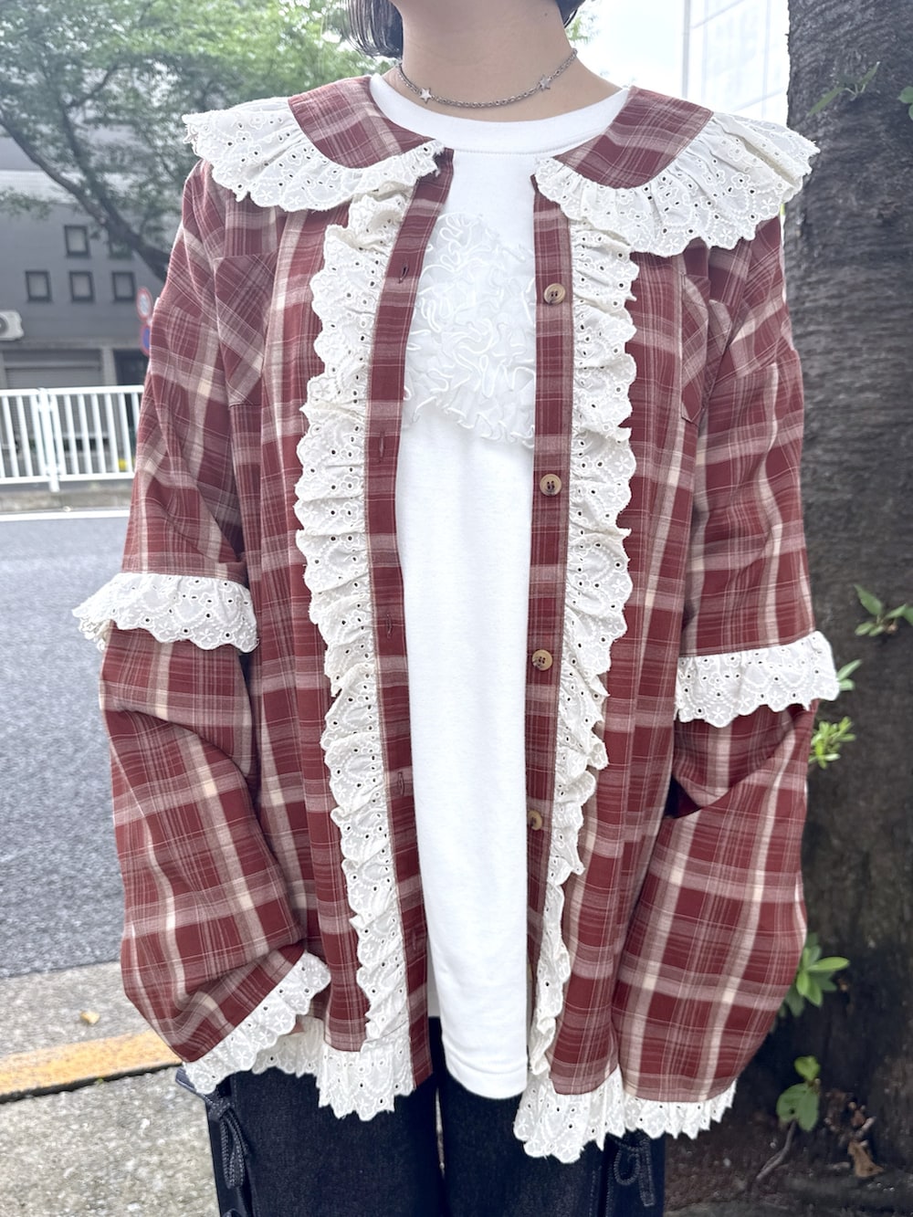ホワイト系のTシャツ/カットソー、レッド系のシャツ/ブラウス、ホワイト系のバックパック/リュックを着用したレディースの夏コーディネートの6枚目の写真