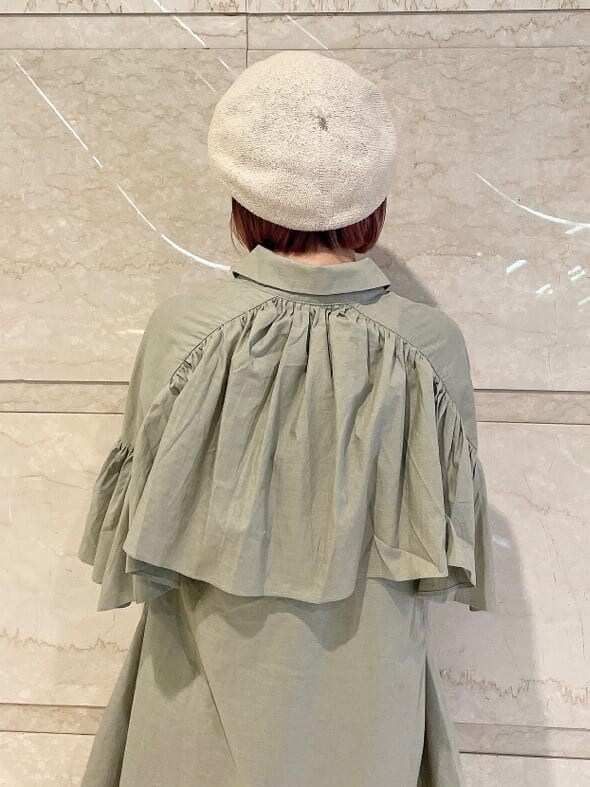 グリーン系のワンピース、ホワイト系のその他シューズ、ホワイト系のショルダーバッグを着用したレディースの冬コーディネートの5枚目の写真