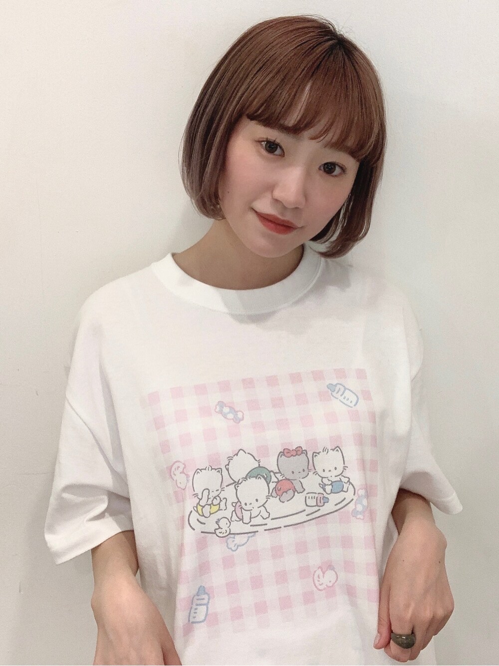 ホワイト系のその他パンツ、ピンク系のTシャツ/カットソー、ホワイト系のサンダルを着用したレディースの春コーディネートの4枚目の写真