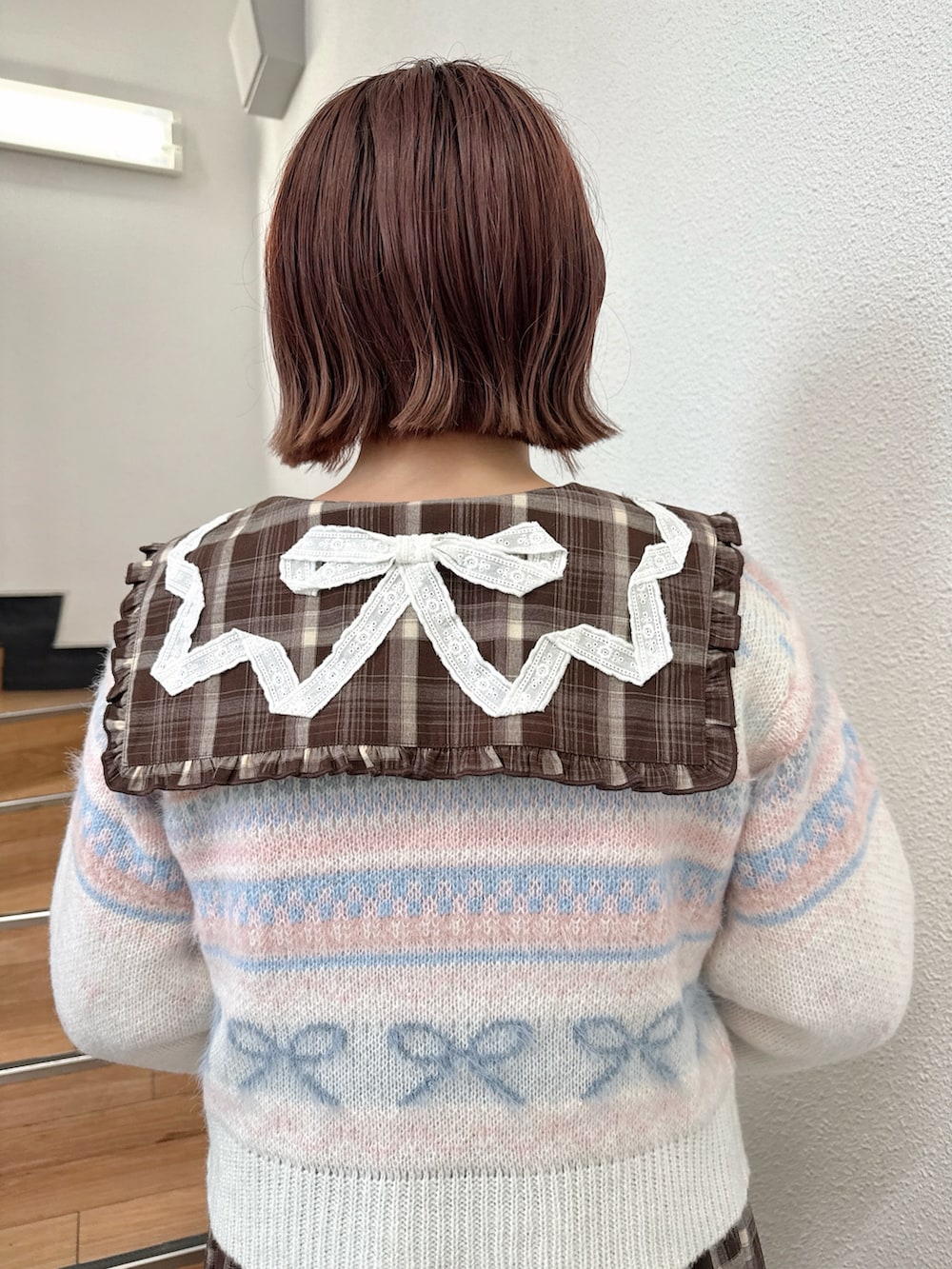 ホワイト系のカーディガン/ボレロ、ブラウン系のワンピース、ブラウン系のハンドバッグを着用したレディースの夏コーディネートの7枚目の写真